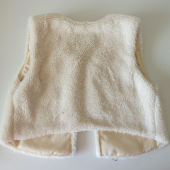 🔴🔴🔴SOLD🔴🔴🔴Girl's Toddler Old Navy Fur Vest Size 4T GUC - Picture 2 of 3